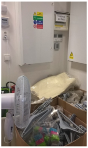 Poznatky z preventivních kontrol PO ukázka téměř neviditelný hasicí přístroj a nepřístupný rozvaděč